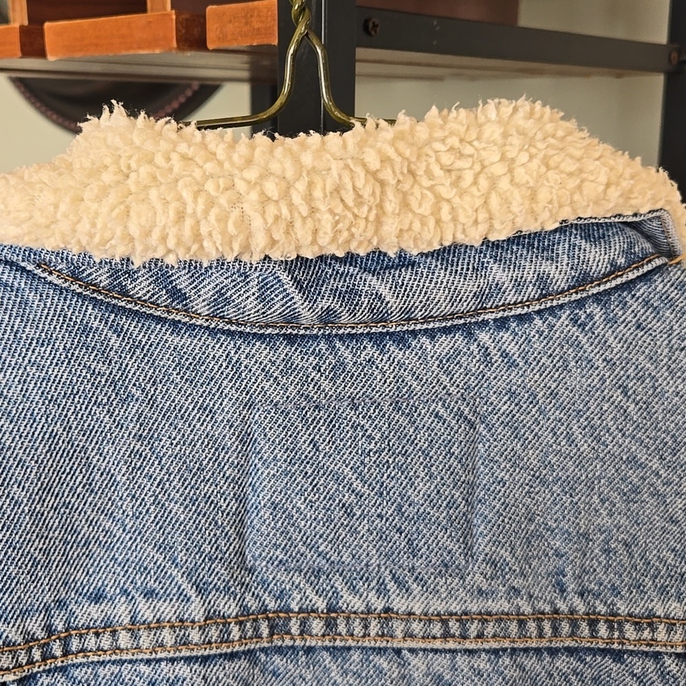 Levi's Women's Light Blue Denim Jacket with Cream Sherpa Collar Sz Medium - Picture 6 of 10